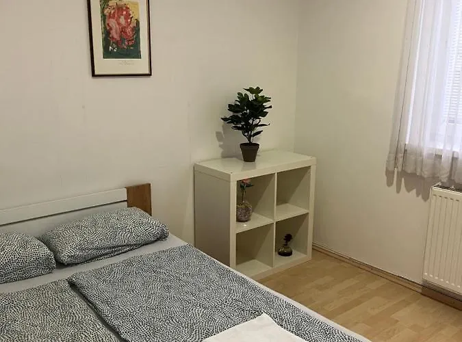 Two Bedroom Apartment With Fully Equiped Kitchen And Free Private Parking